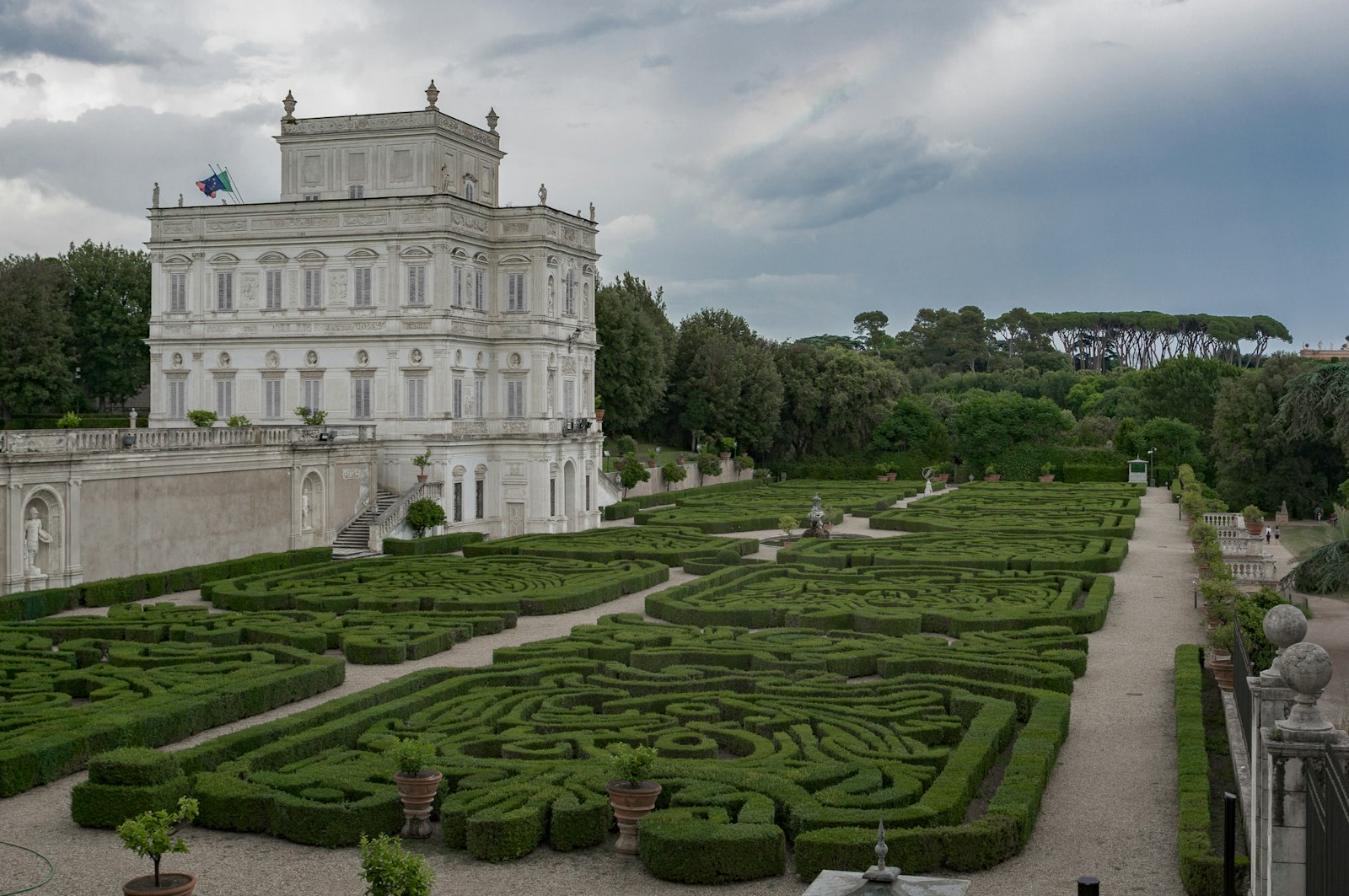 Villa elegante immersa nel verde